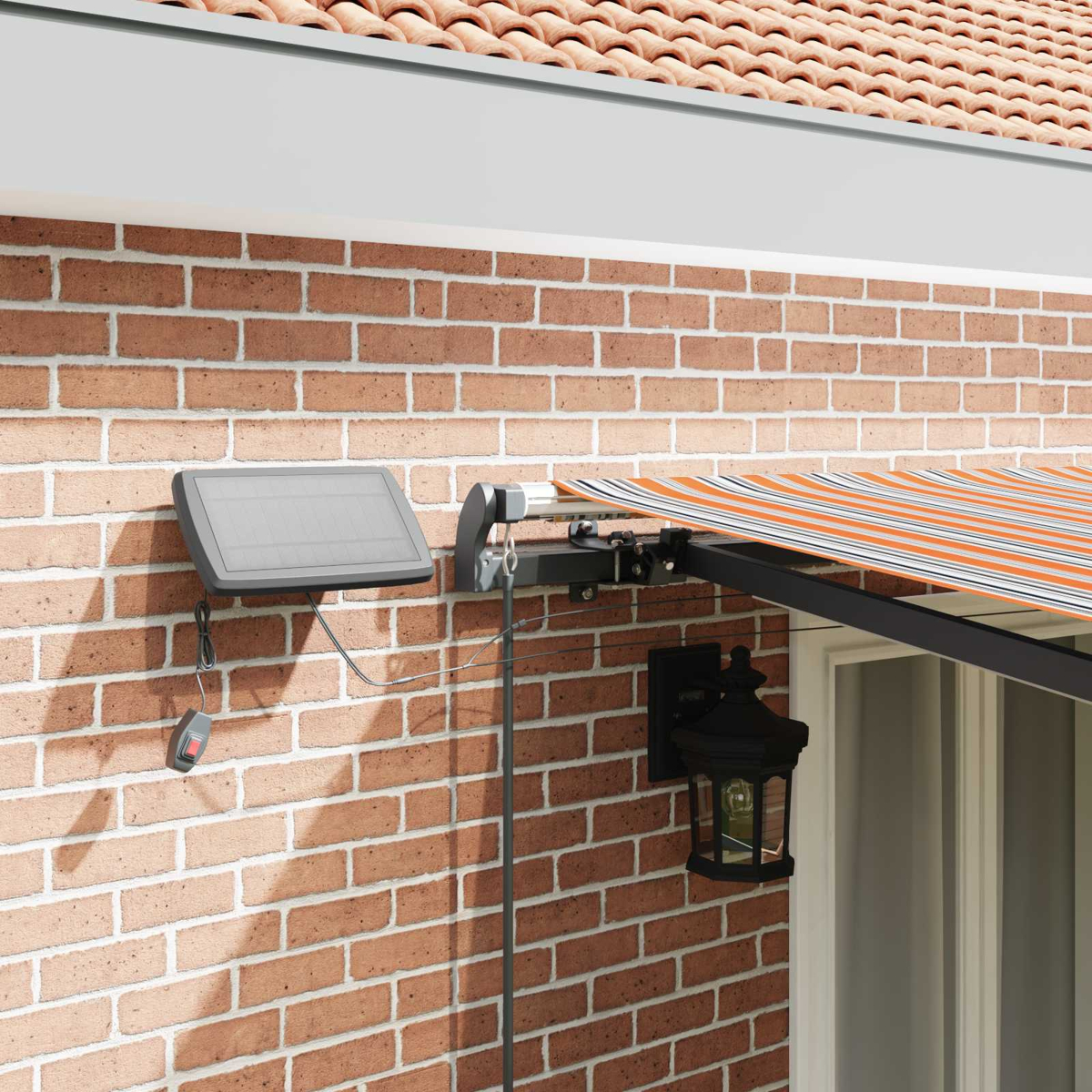 Markise mit orange-weißen Streifen, Solarpanel und Laterne an Ziegelwand.