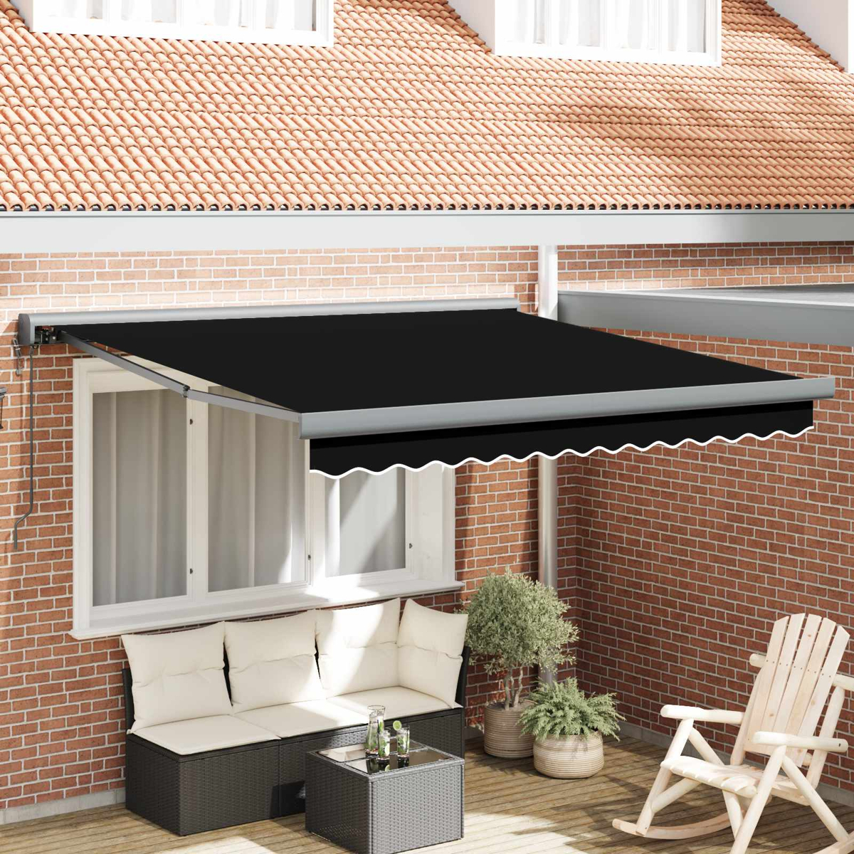 Schwarzes Vordach über einem Sofa und Tisch auf einer Holzterrasse.