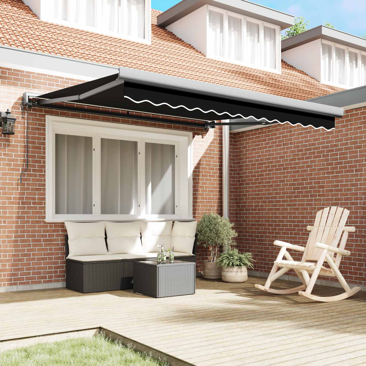 Ein ausziehbarer schwarzer Baldachin über einer Terrassenbank und einem Tisch aus Rattan.