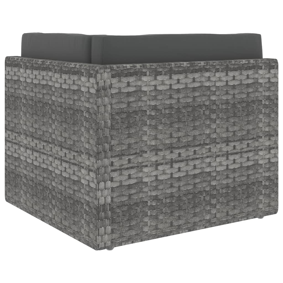 Grauer Rattan-Hocker mit dunklen Kissen. Weißer Hintergrund.