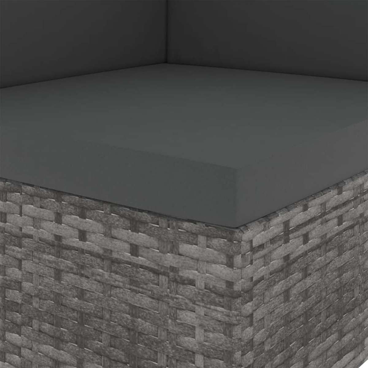 Graues Polster auf einem Rattan-Möbelstück mit Webstruktur.