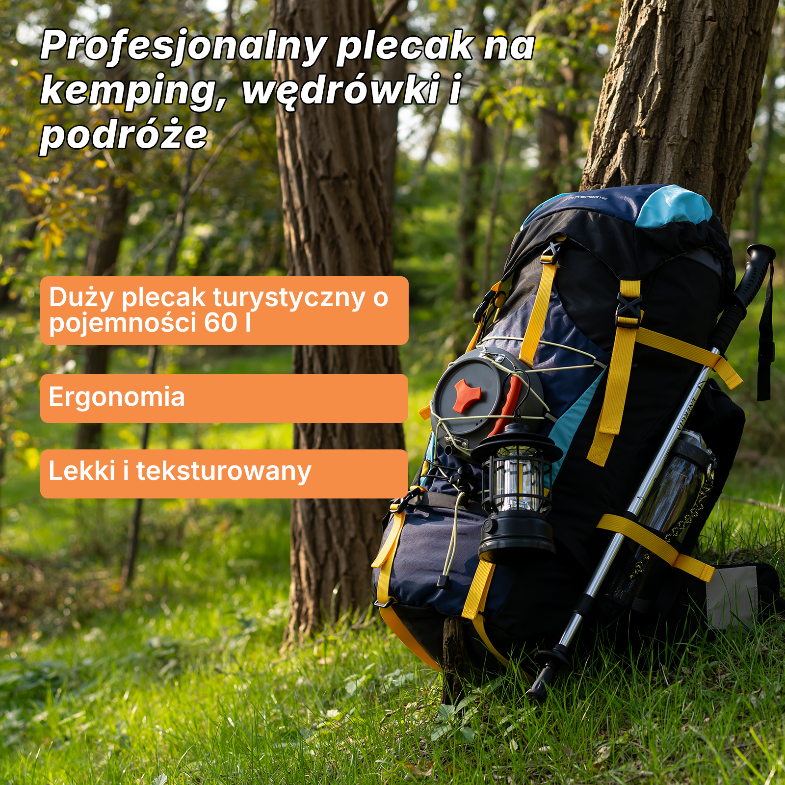 Niebiesko-żółty plecak z kijem trekkingowym i latarką w lesie.