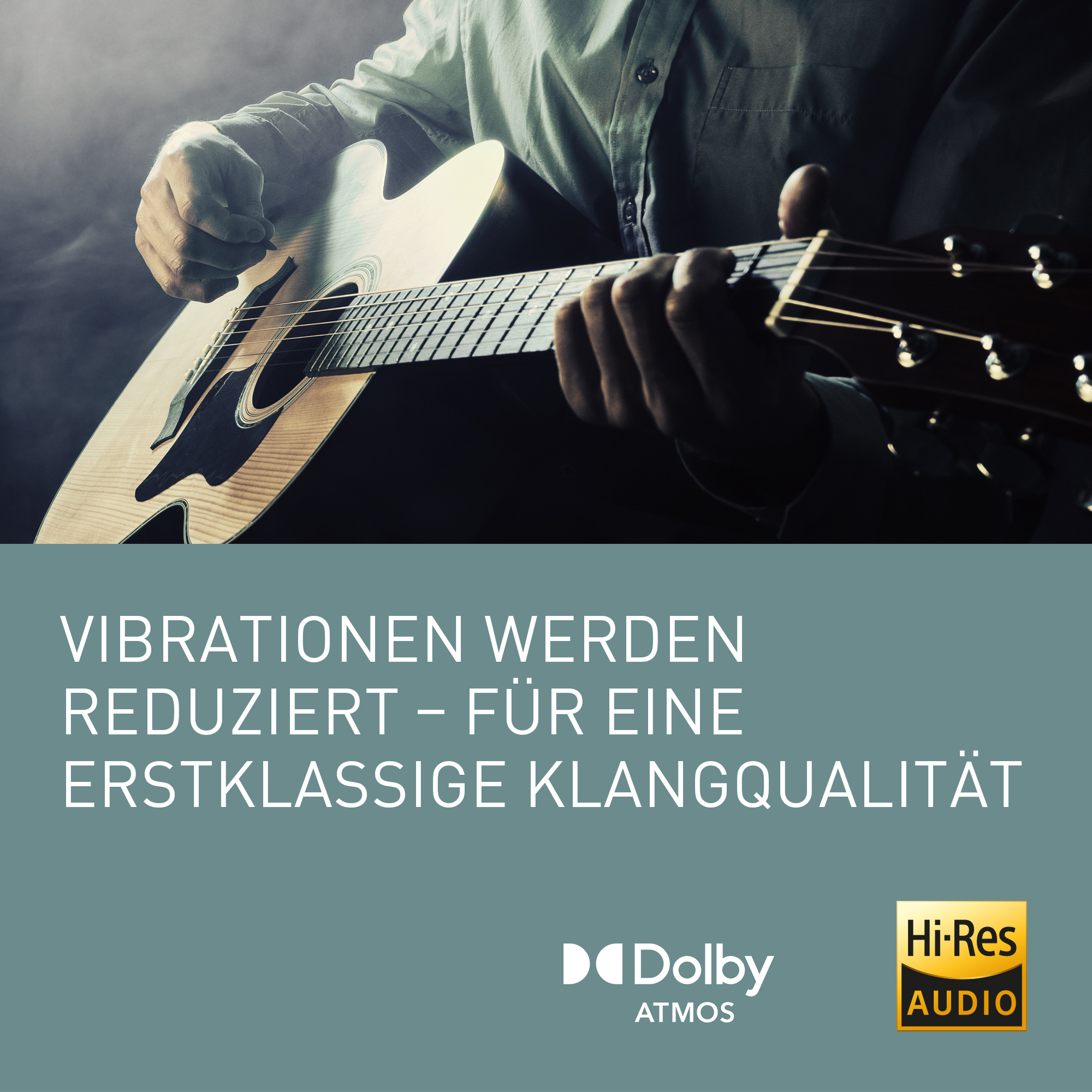 Mężczyzna gra na gitarze akustycznej. Wibracje zredukowane dla jakości dźwięku. Dolby Atmos, Hi-Res Audio.