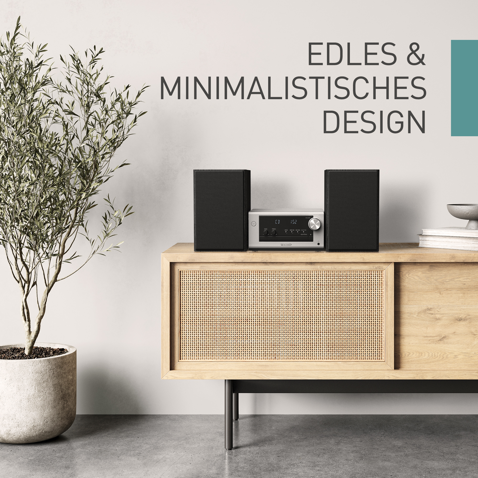 Ein modernes Audiosystem mit zwei Lautsprechern und einem Receiver auf einem Holzschrank, neben einer Topfpflanze, vor einer weißen Wand.