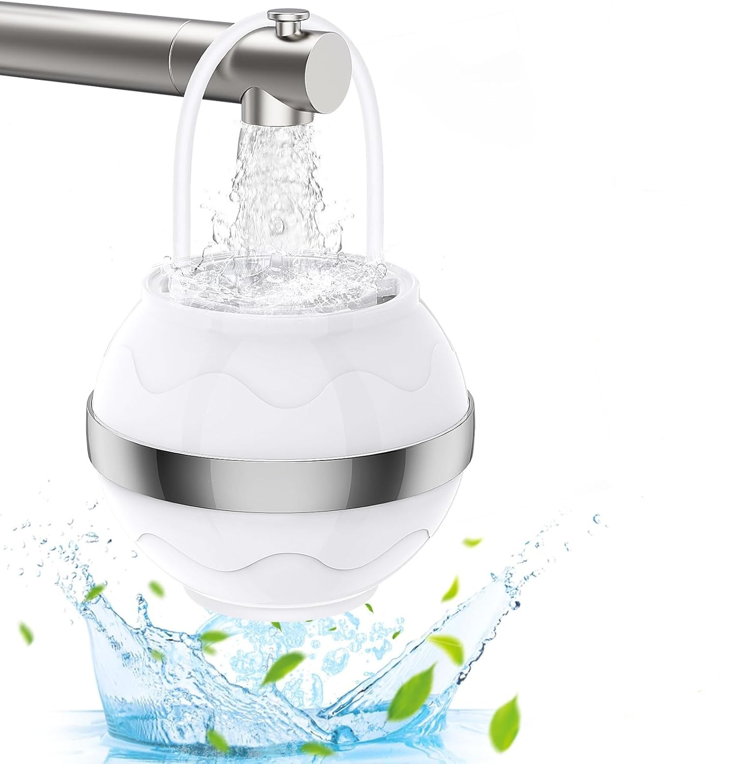 Ein weißer Ball mit silbernem Band wird von einem Wasserhahn mit Wasser gefüllt.