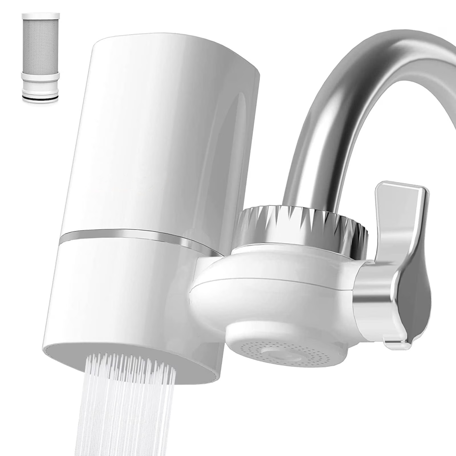 Wasser fließt aus einem weißen Wasserhahnfilter mit einem separaten Filterelement.