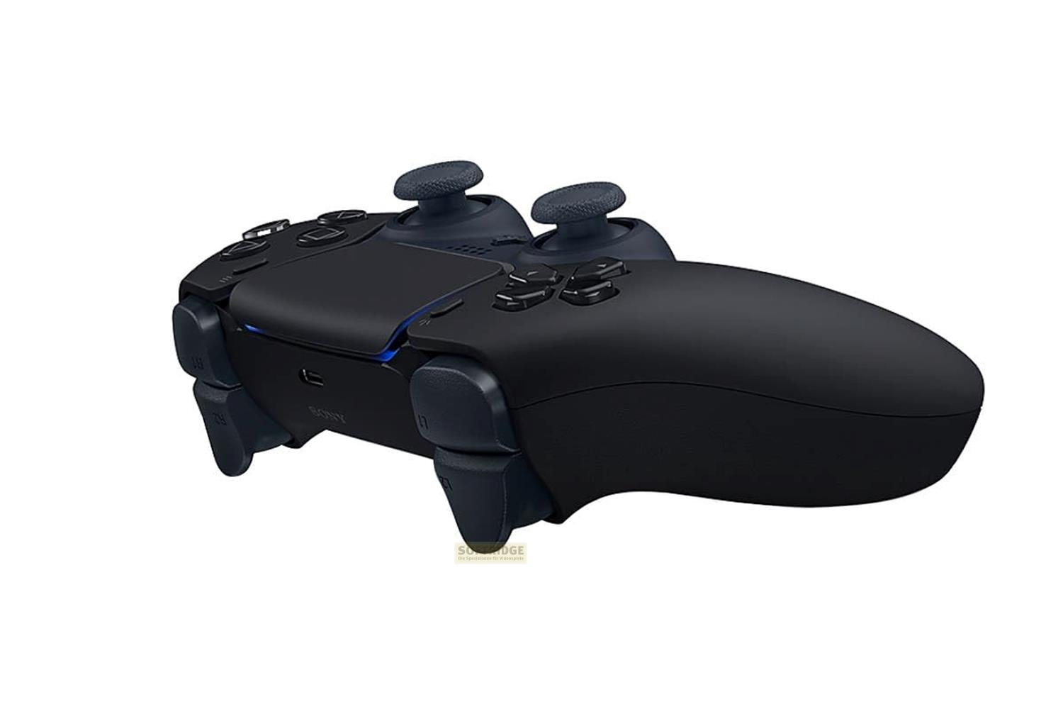 Czarny kontroler PlayStation 5 z dwoma joystickami i przyciskami.