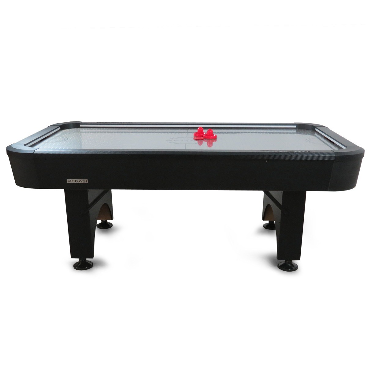 Zwarte airhockeytafel met twee rode paddles en een puck op witte achtergrond.