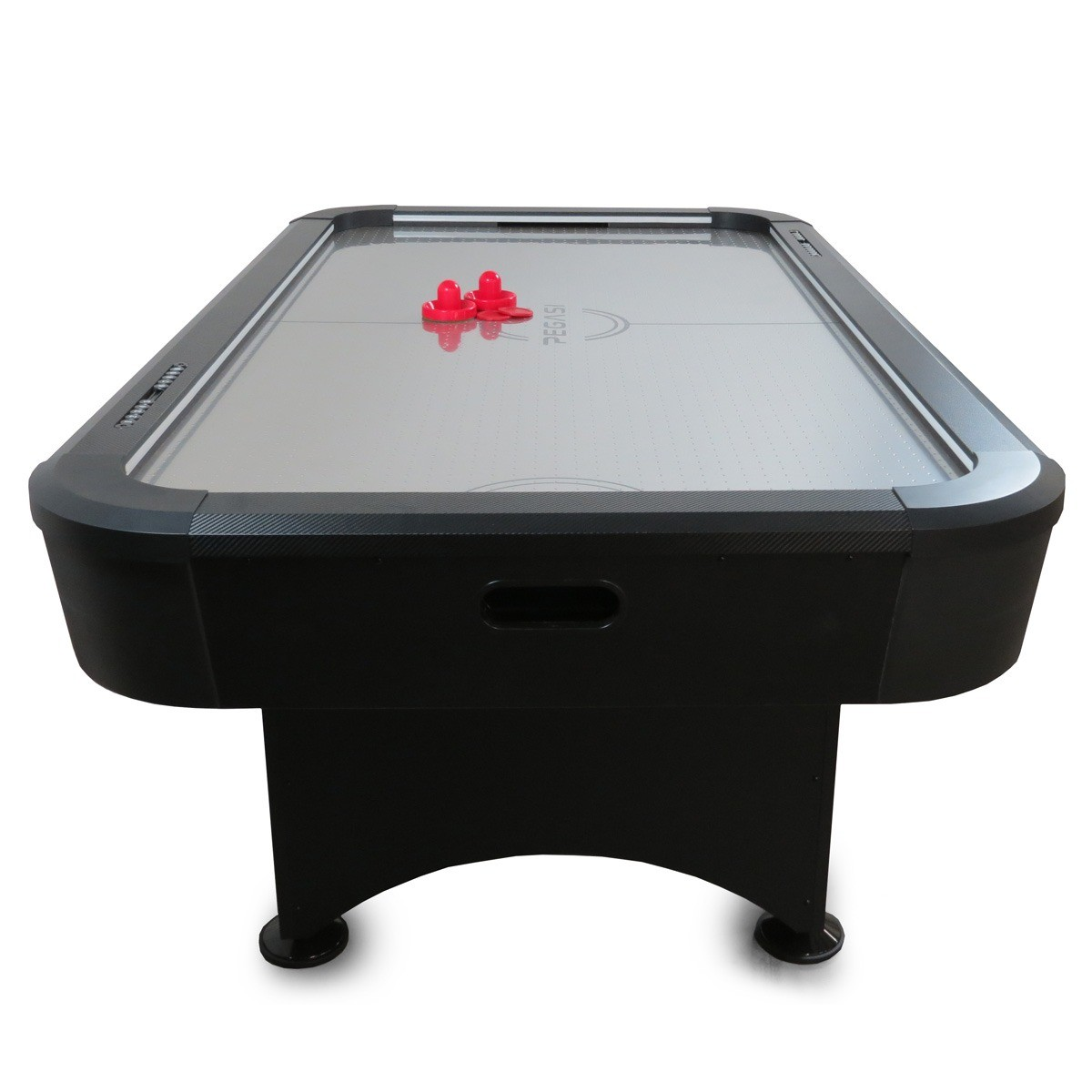 Een zwarte airhockeytafel met rode paddles en pucks op het speelveld.