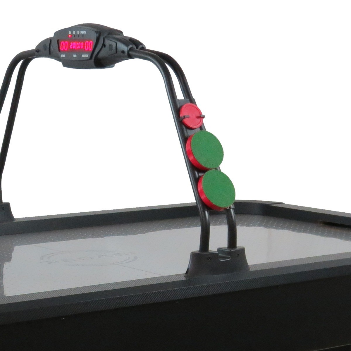 Airhockeytafel met digitale scoreweergave en rode en groene pucks op een zwarte standaard.