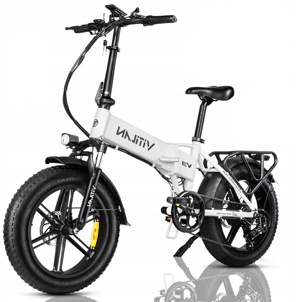 Una bicicleta eléctrica plegable blanca con neumáticos anchos, portaequipajes y faro.