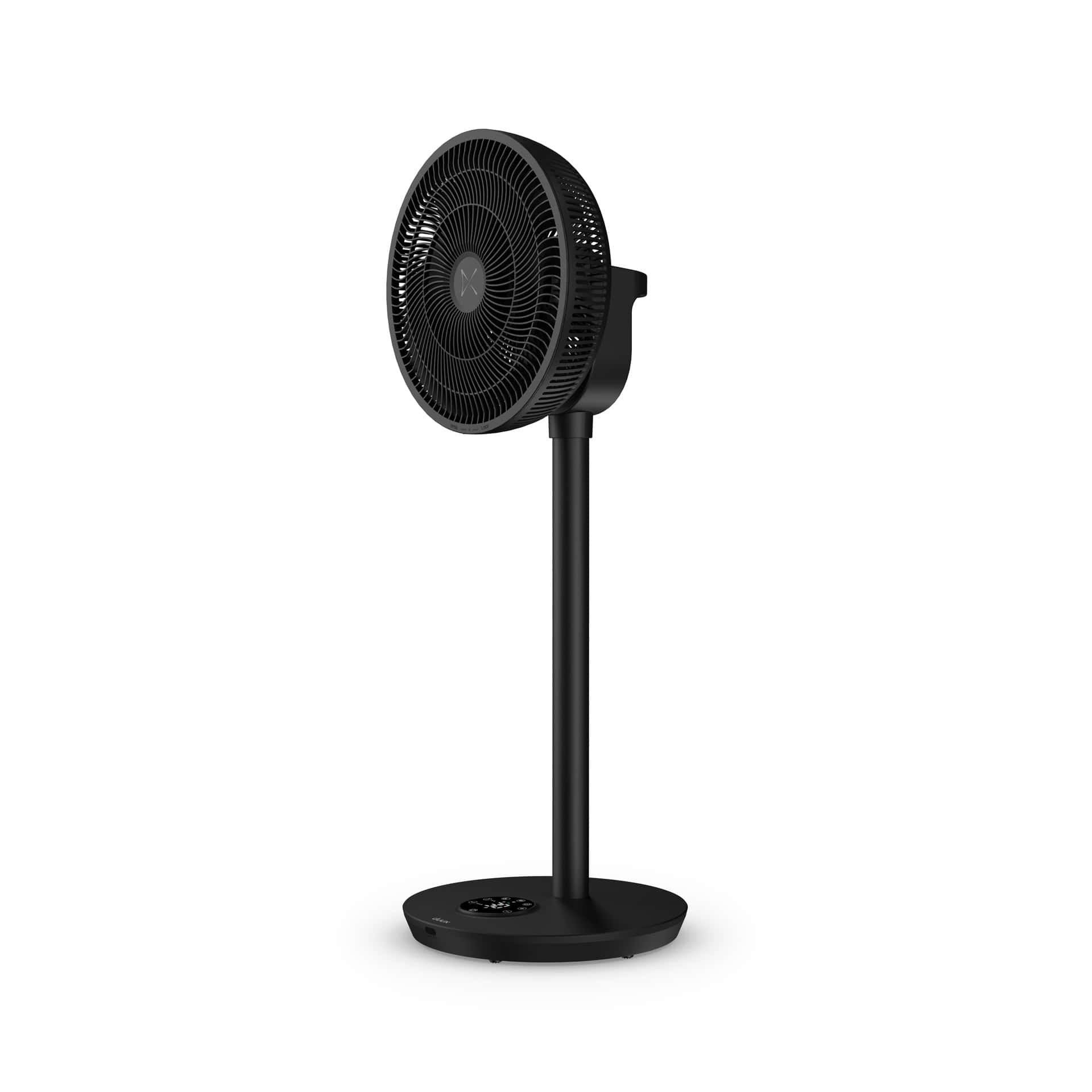 Un ventilateur sur pied noir avec une base ronde et un pied long et fin.