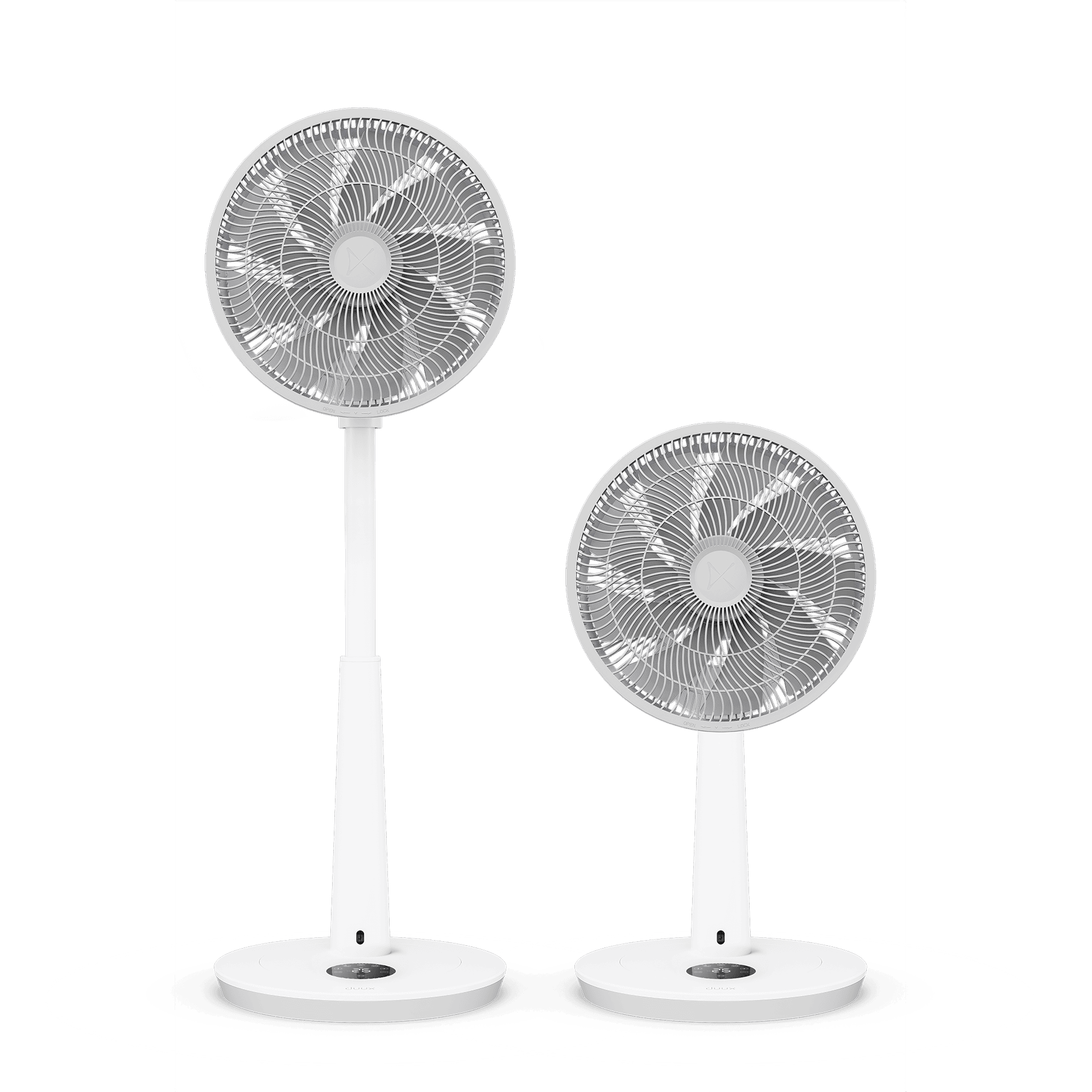 Zwei weiße Standventilatoren, einer höher als der andere, auf grünem Hintergrund.