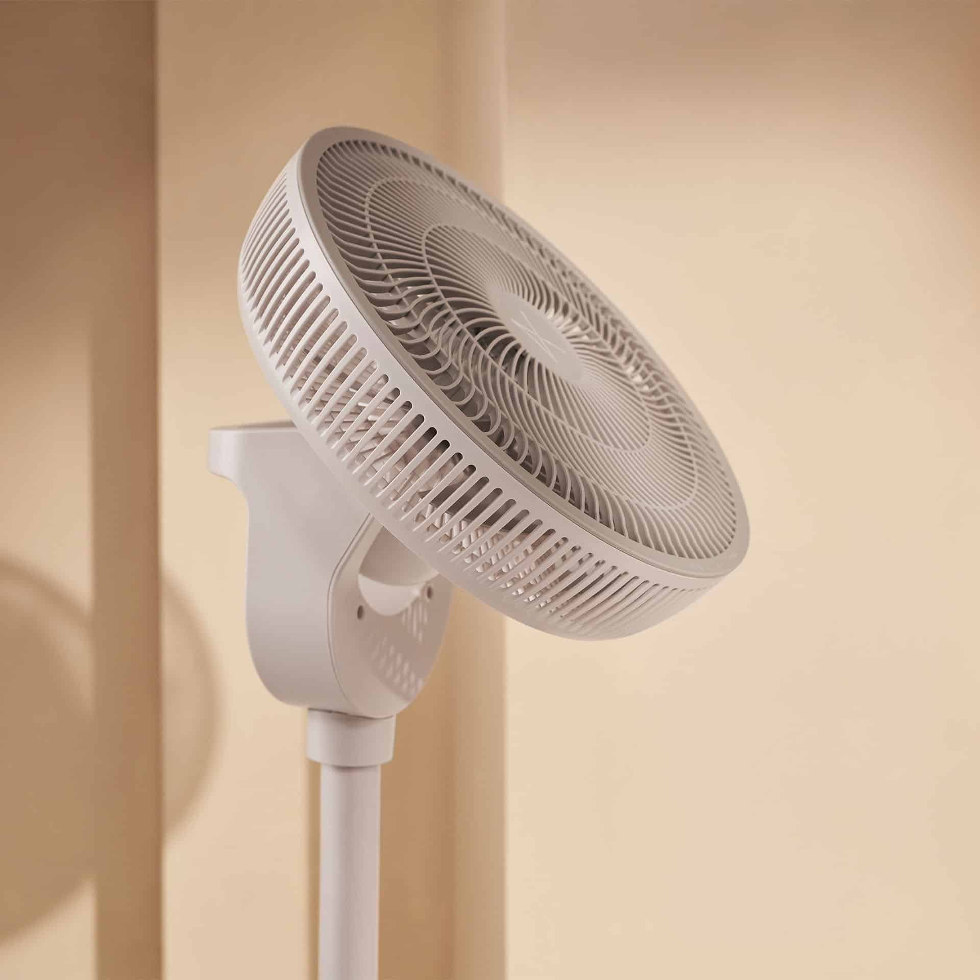 Ein weißer Standventilator mit Gitter im Nahaufnahme.