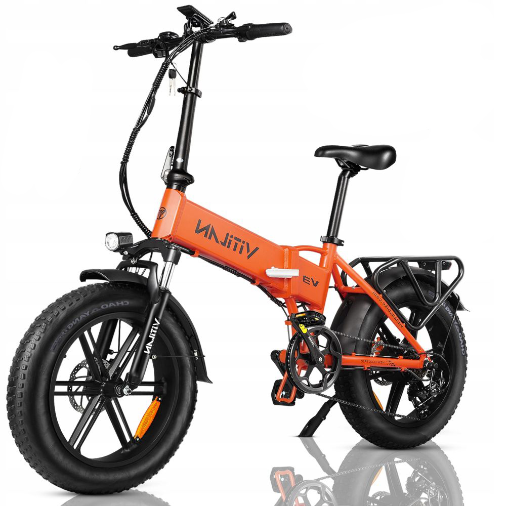 Una bicicleta eléctrica plegable naranja con ruedas anchas y portaequipajes.