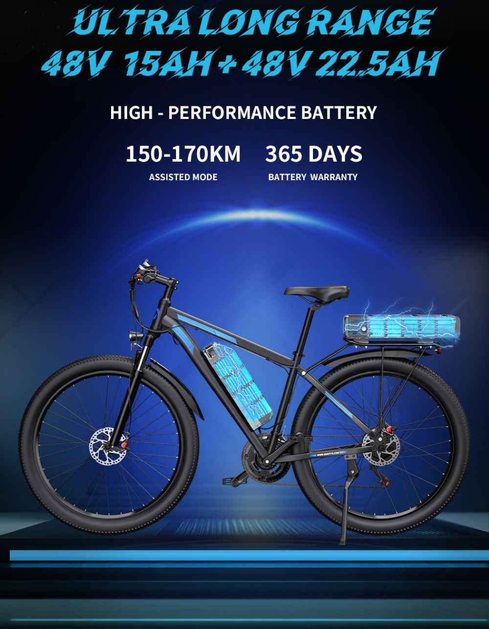 Una bicicletta elettrica nera con due pacchi batteria, uno sul telaio, uno sul portapacchi.