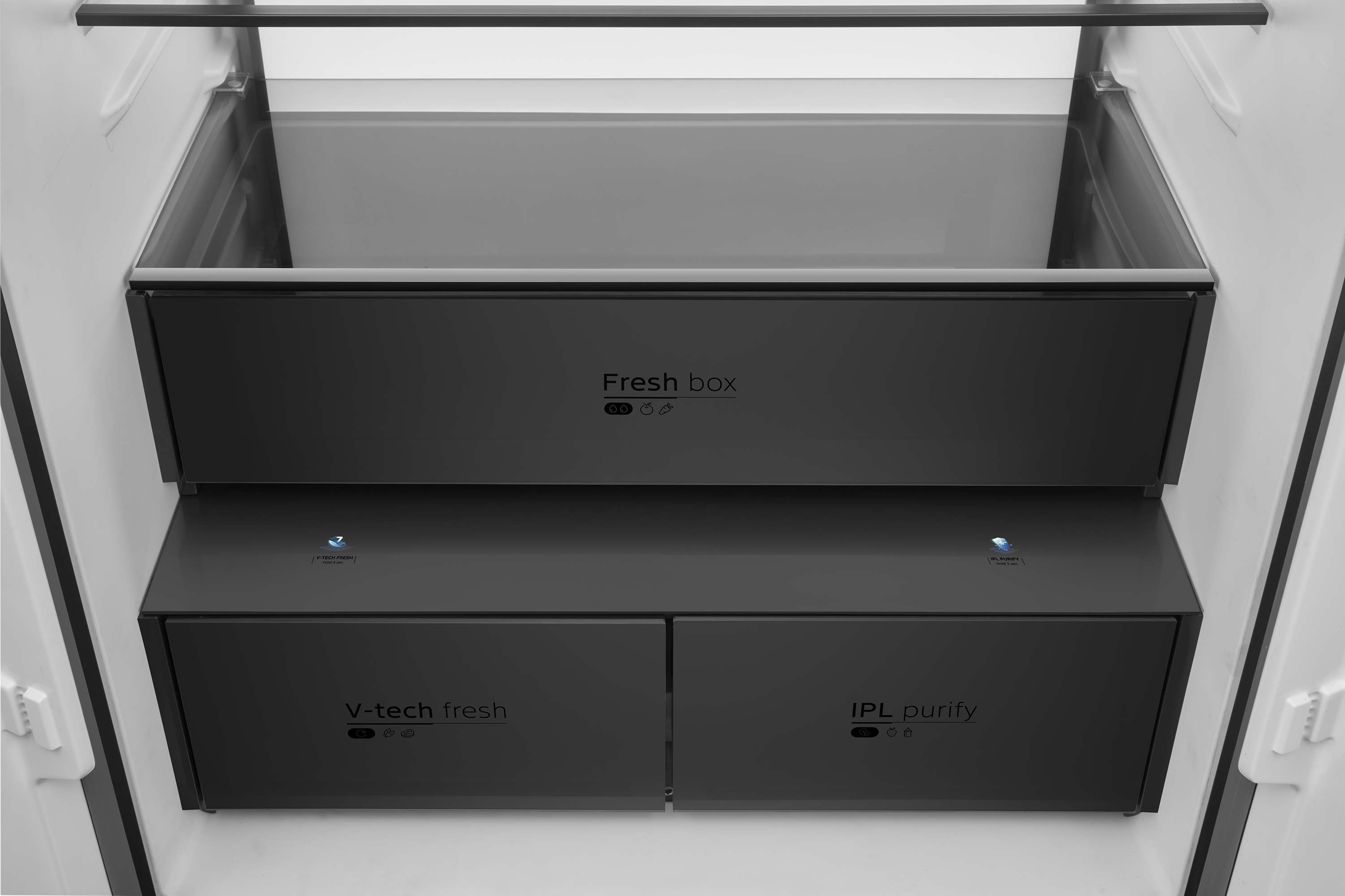 Intérieur de réfrigérateur vide avec deux tiroirs, l'un étiqueté "Fresh Box".