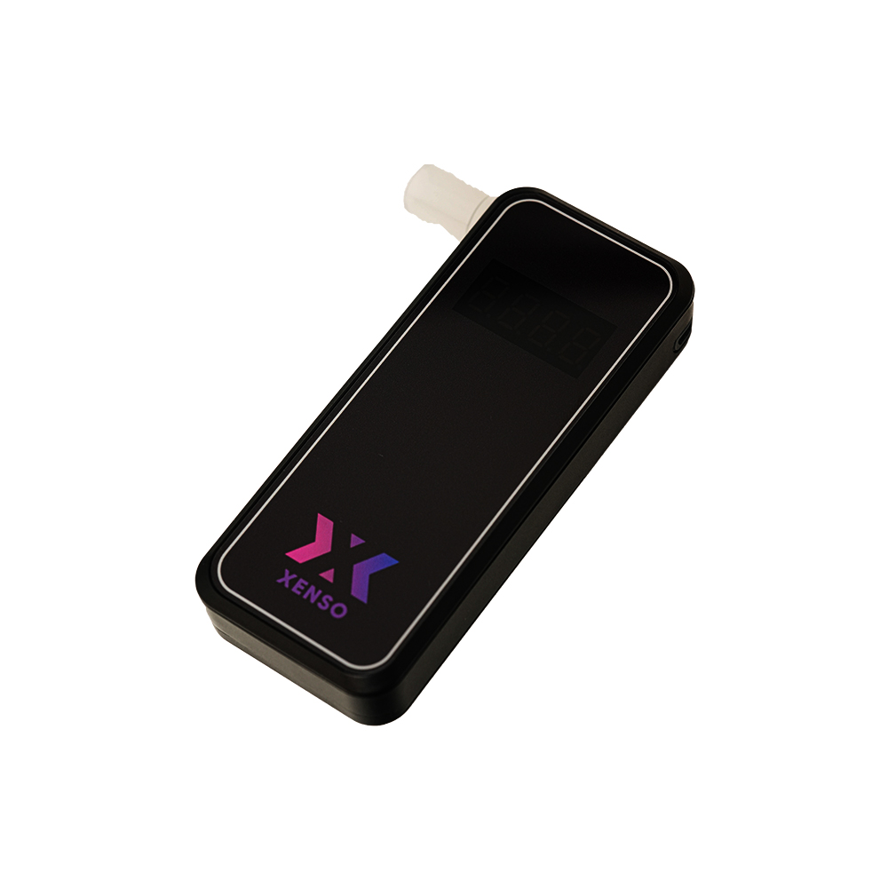 Czarny cyfrowy alkomat z ustnikiem i wyświetlaczem cyfrowym.