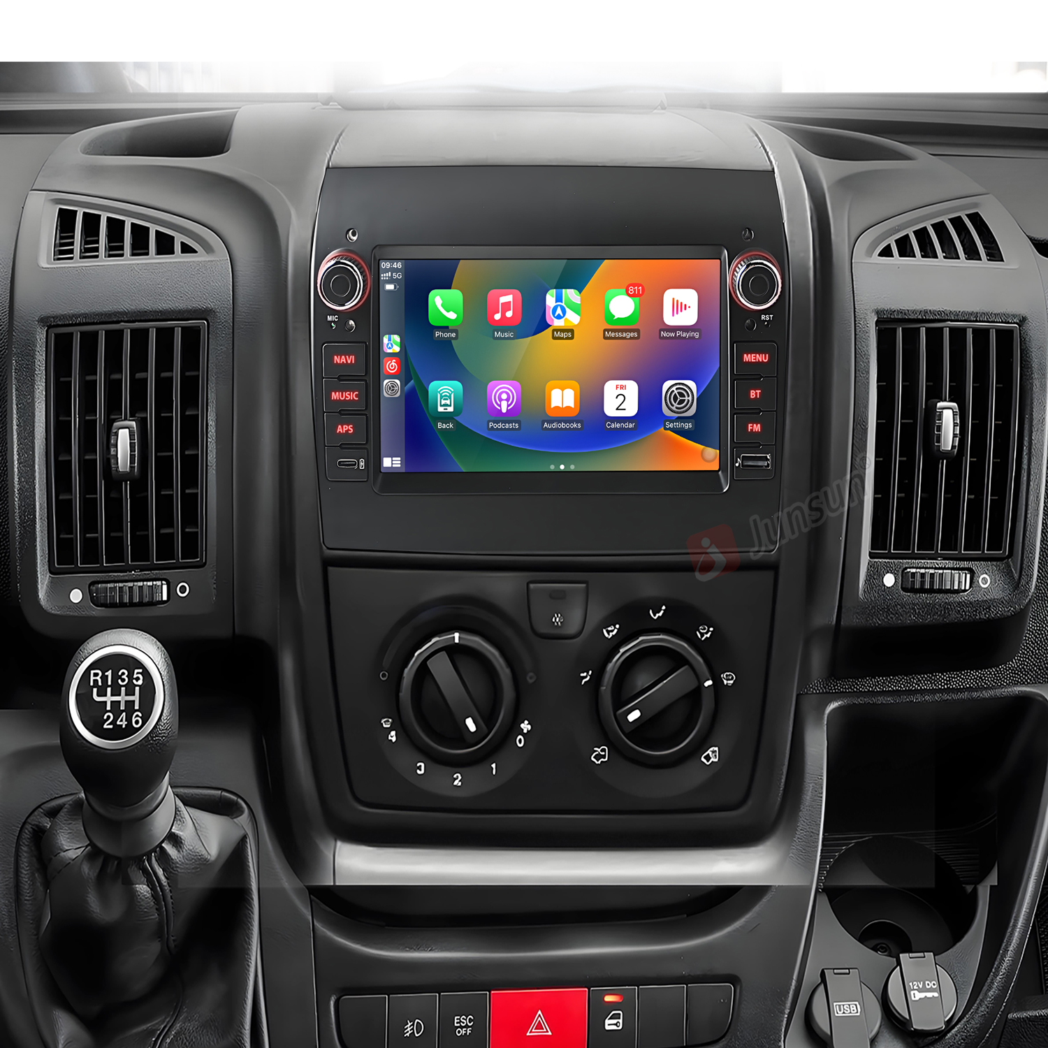 Deska rozdzielcza samochodu z ekranem dotykowym i dźwignią zmiany biegów.