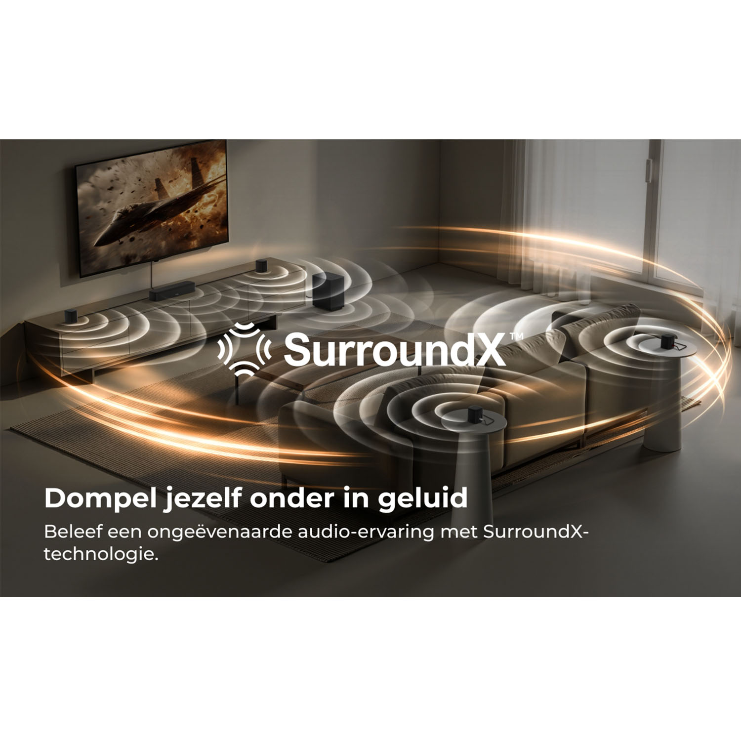 Un salon avec une TV, un canapé et des enceintes créant un son surround.