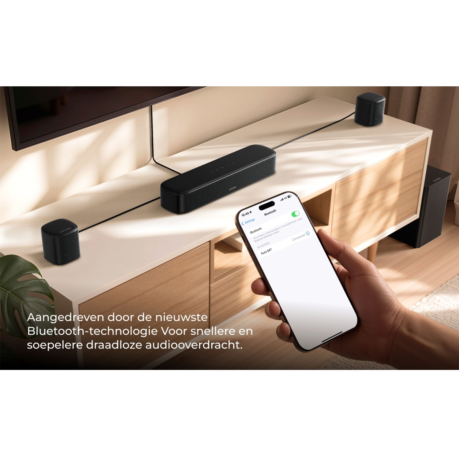 Un smartphone se connecte via Bluetooth à une barre de son et deux enceintes.