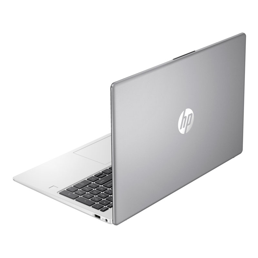 Gümüş renkli HP dizüstü bilgisayar, kısmen açık, klavyesi ve kapağındaki HP logosu görünüyor.