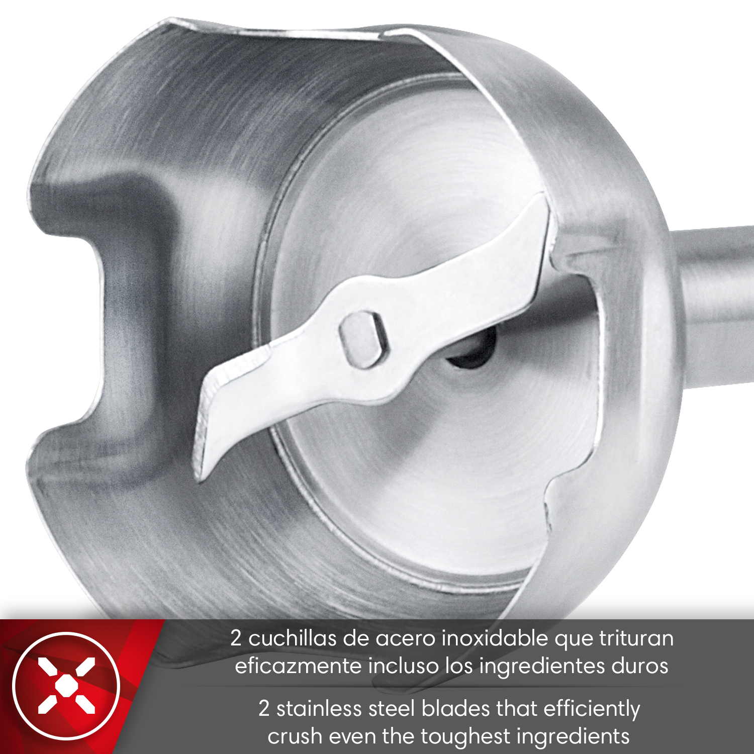 Primer plano de un cabezal de batidora de inmersión de acero inoxidable con dos cuchillas sobre fondo blanco.