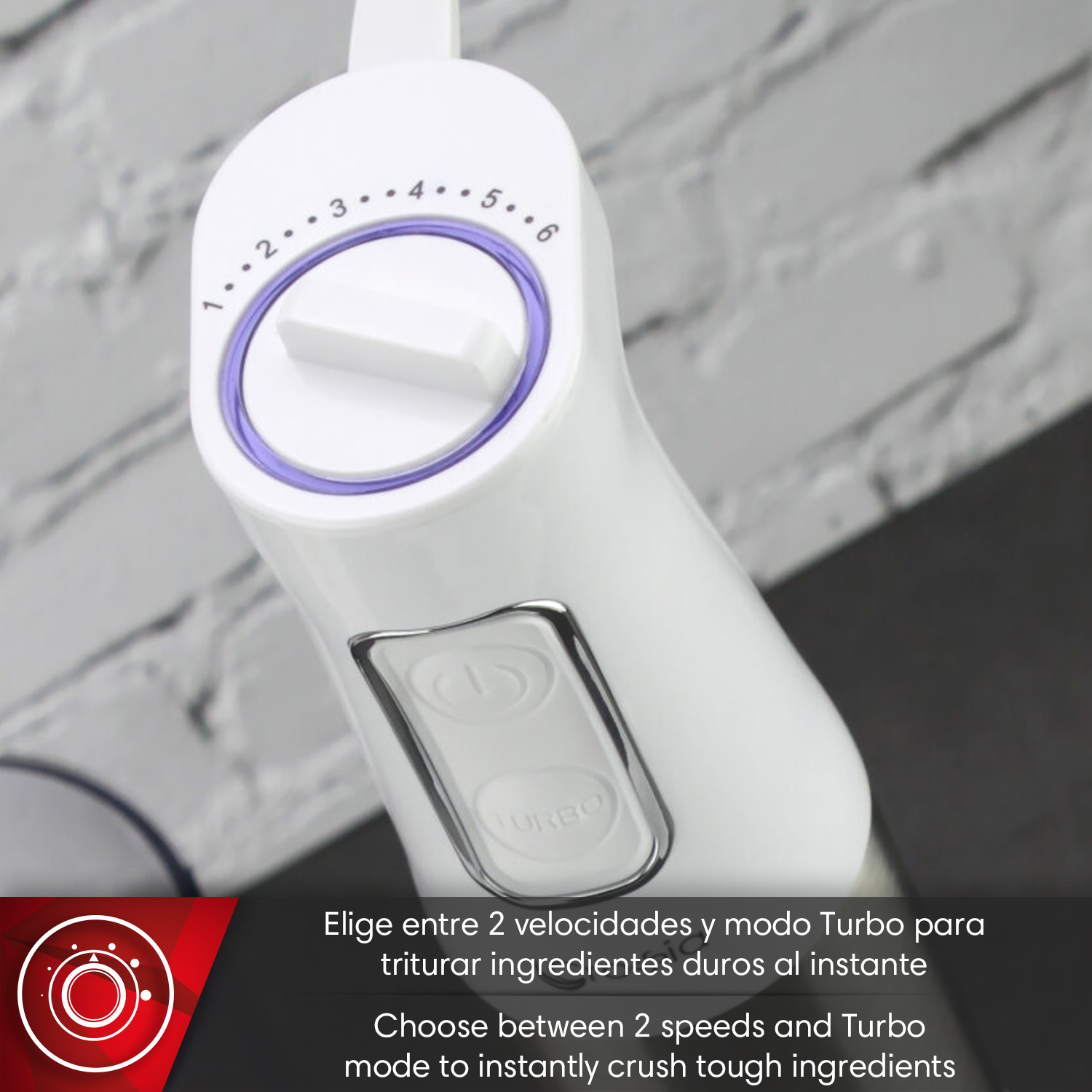Primer plano de una batidora blanca con dial de velocidad y botón turbo.