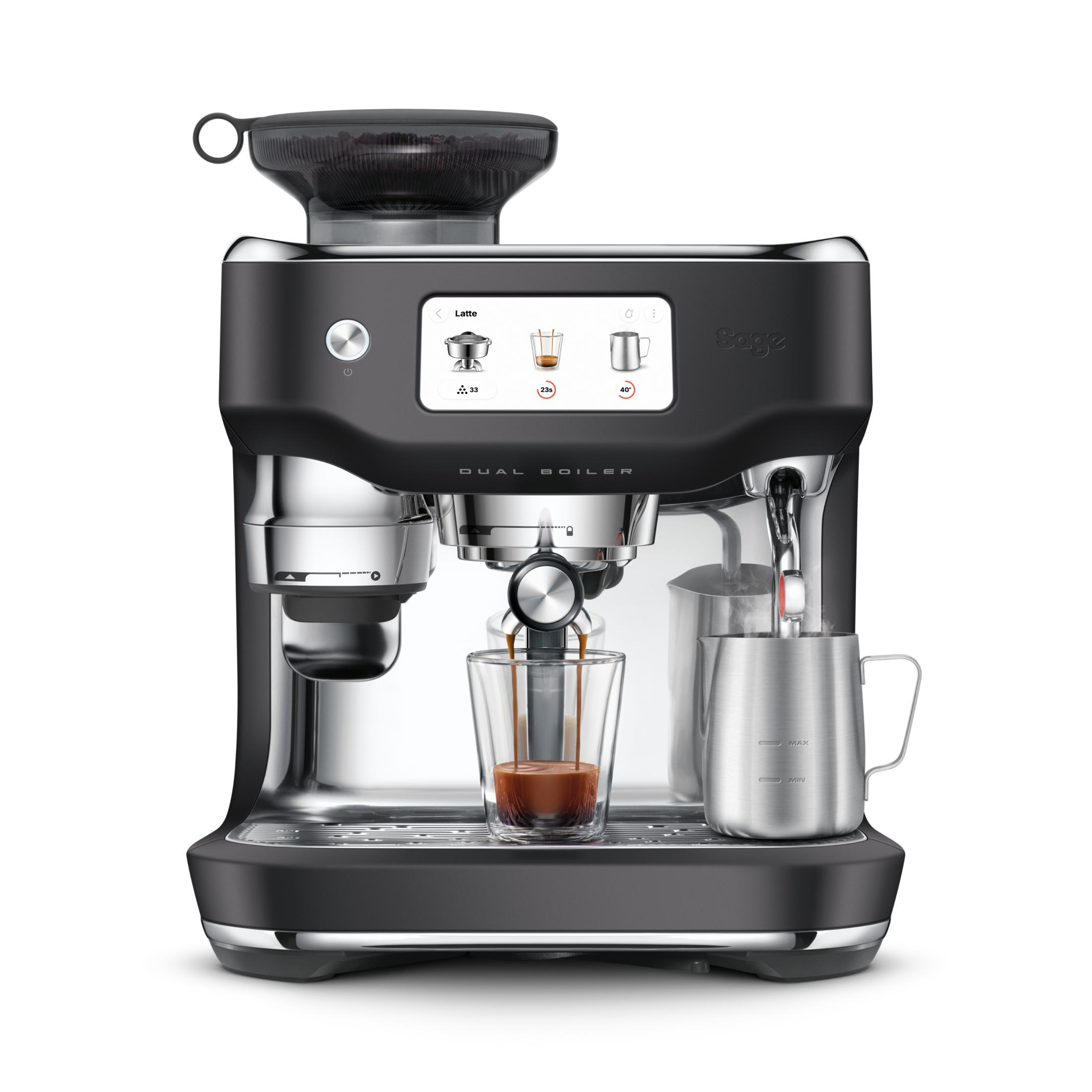 Una macchina da caffè nera prepara espresso in un bicchiere e latte in una caraffa.