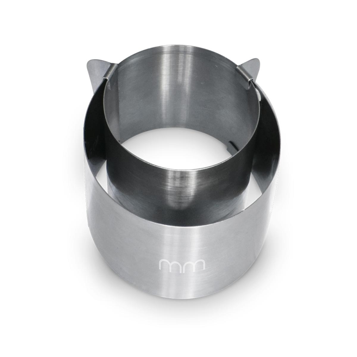 Een ronde, zilverkleurige metalen ring met twee kleine handvatten aan de bovenkant.