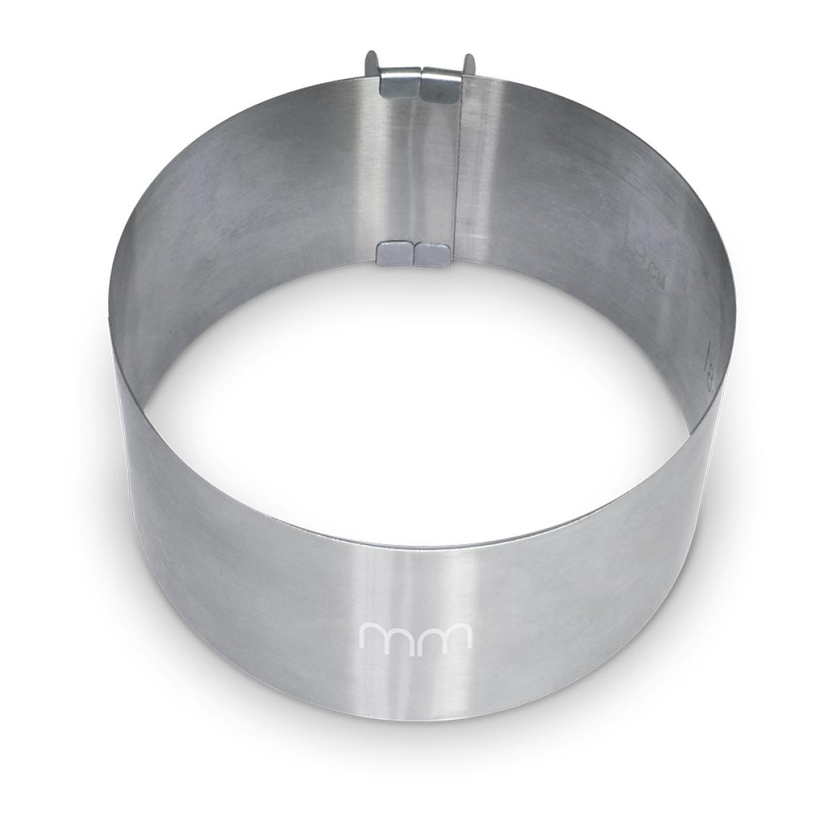 Een ronde, zilverkleurige metalen taartring met clips voor maatverstelling.