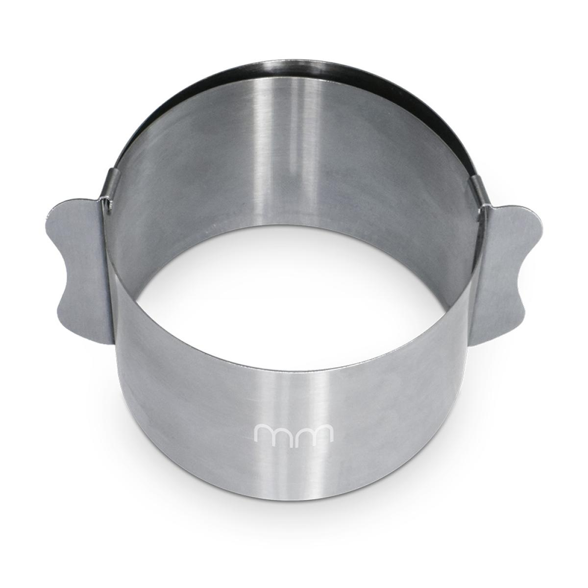 Een zilveren metalen ring met handvatten, gegraveerd met het 'mmm'-logo.