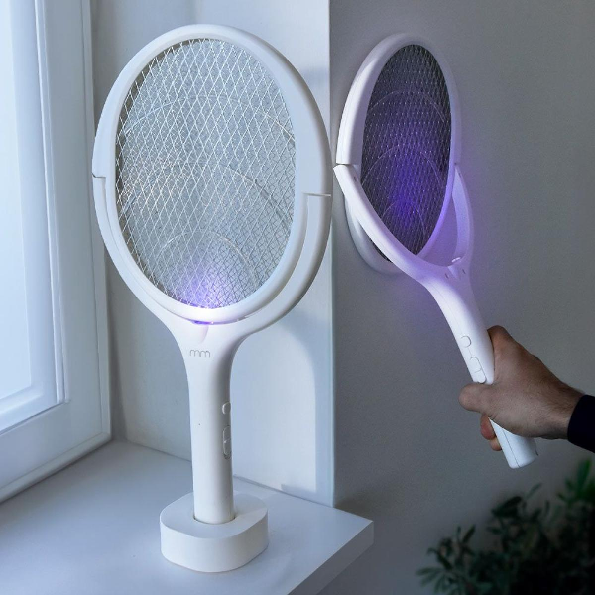 Due racchette per mosche bianche con luce UV sono una accanto all'altra. Una è tenuta.