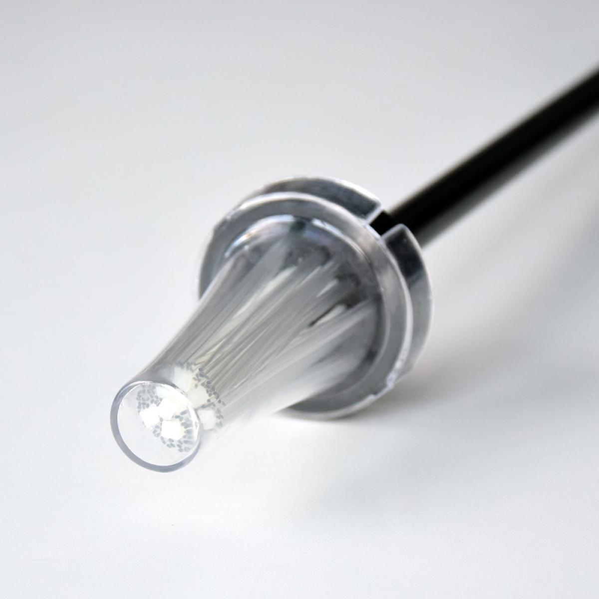 Close-up van een transparante glasvezelkabel met metalen houder op witte achtergrond.