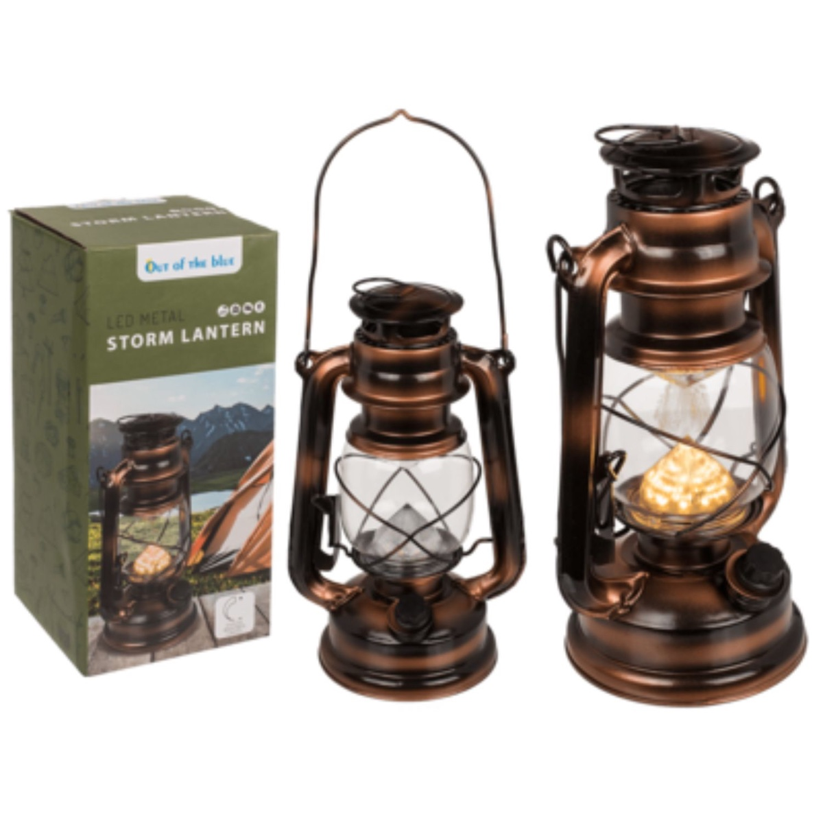 Een antieke stormlamp standaard met glas en handvat, ernaast een met licht.