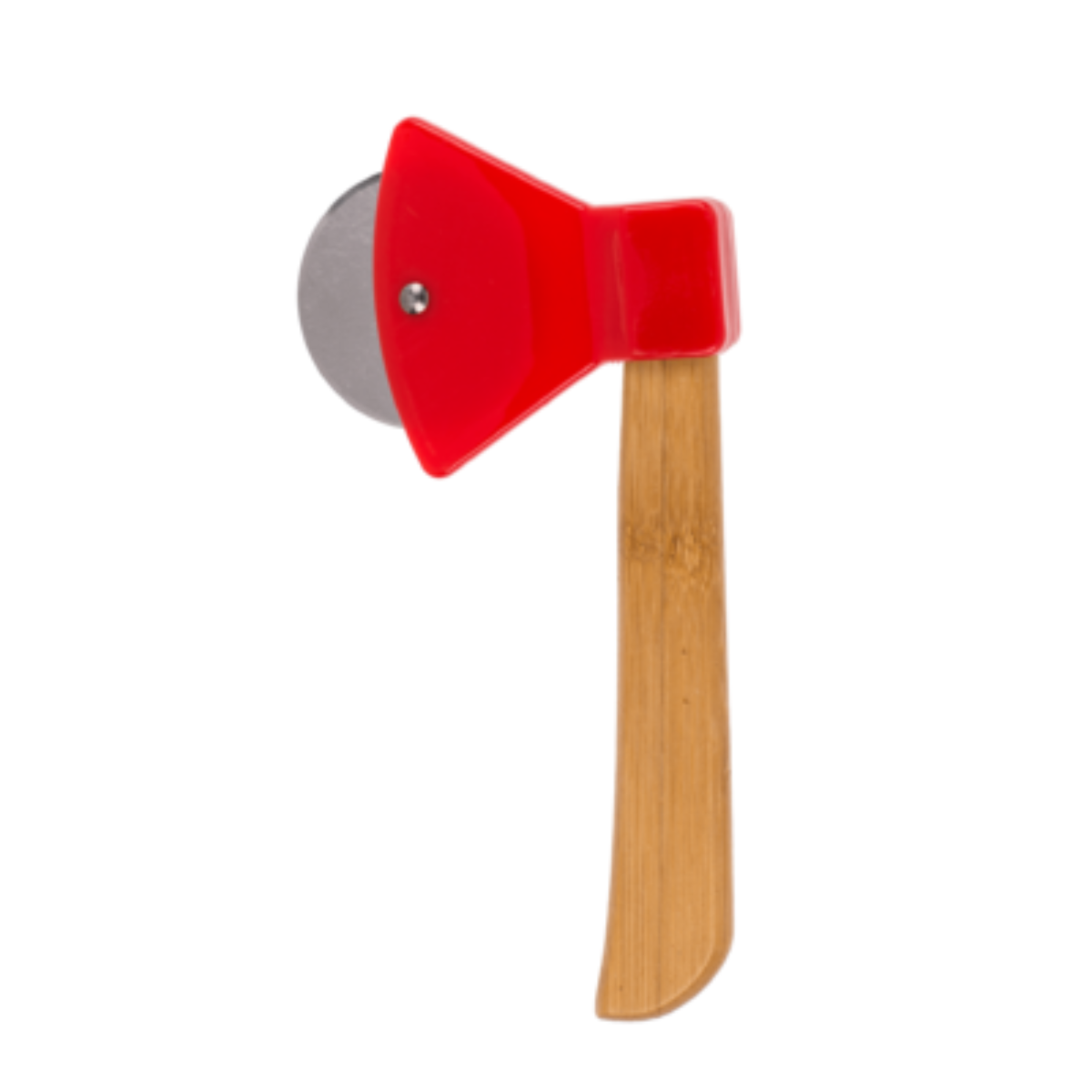 Een rode pizzaroller in de vorm van een bijl met houten handvat.