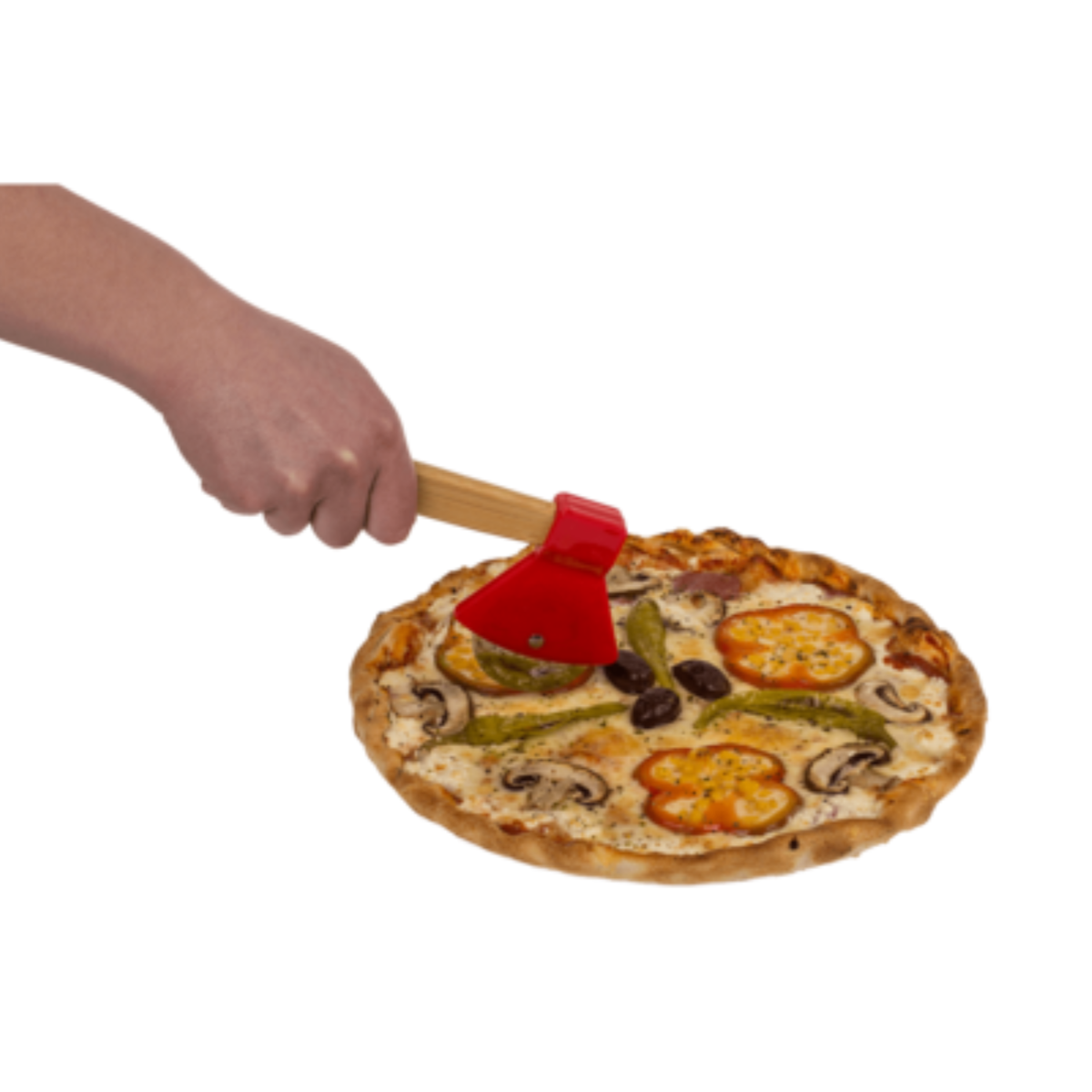 Een hand houdt een mini-bijl boven een pizza, klaar om te snijden.