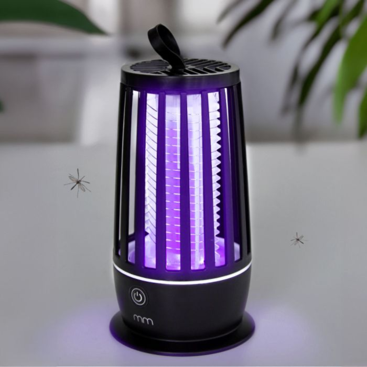 Een zwarte insectendoder met paars UV-licht en twee muggen.