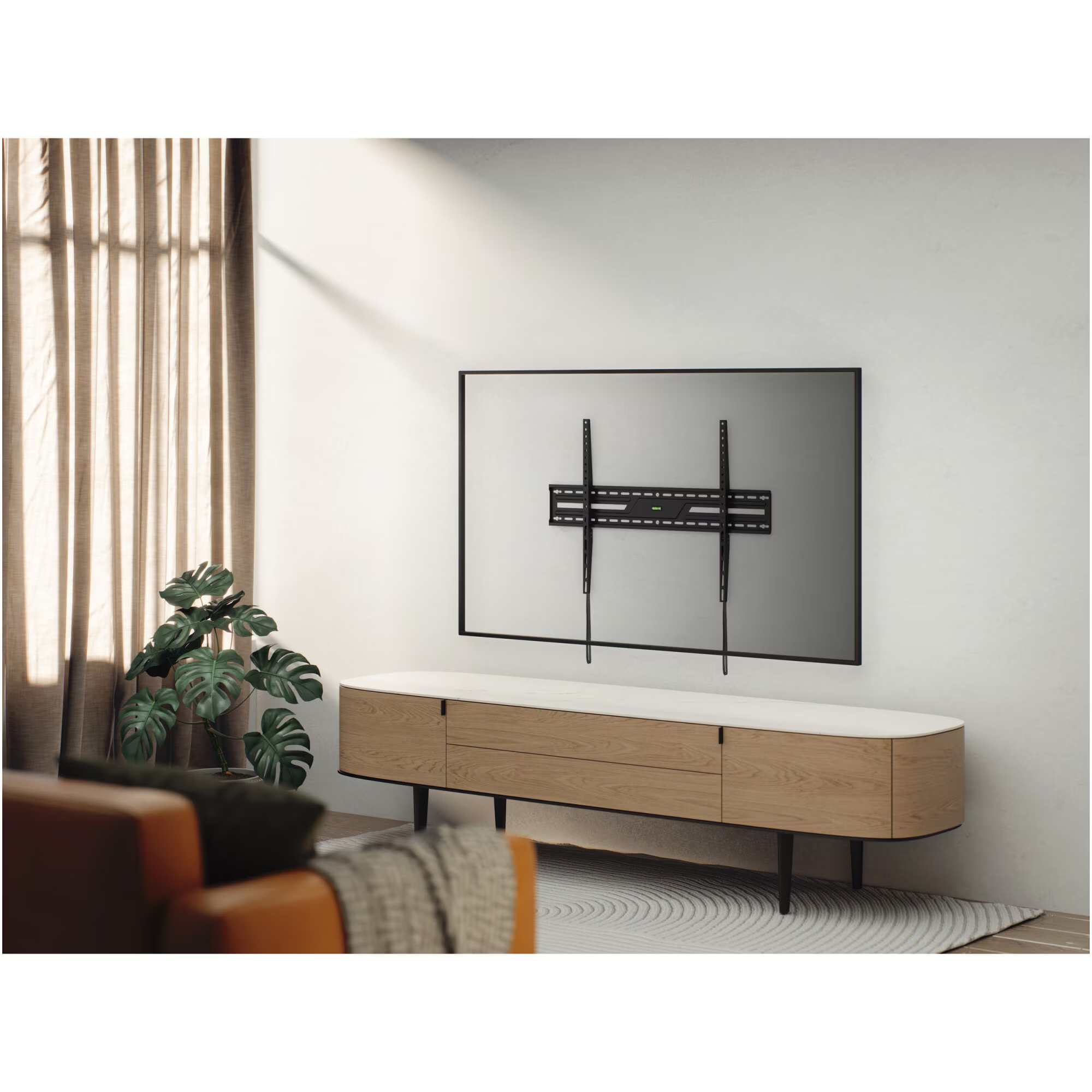 Ein moderner Wohnraum mit einem TV-Wandhalter, der an einer Wand montiert ist.