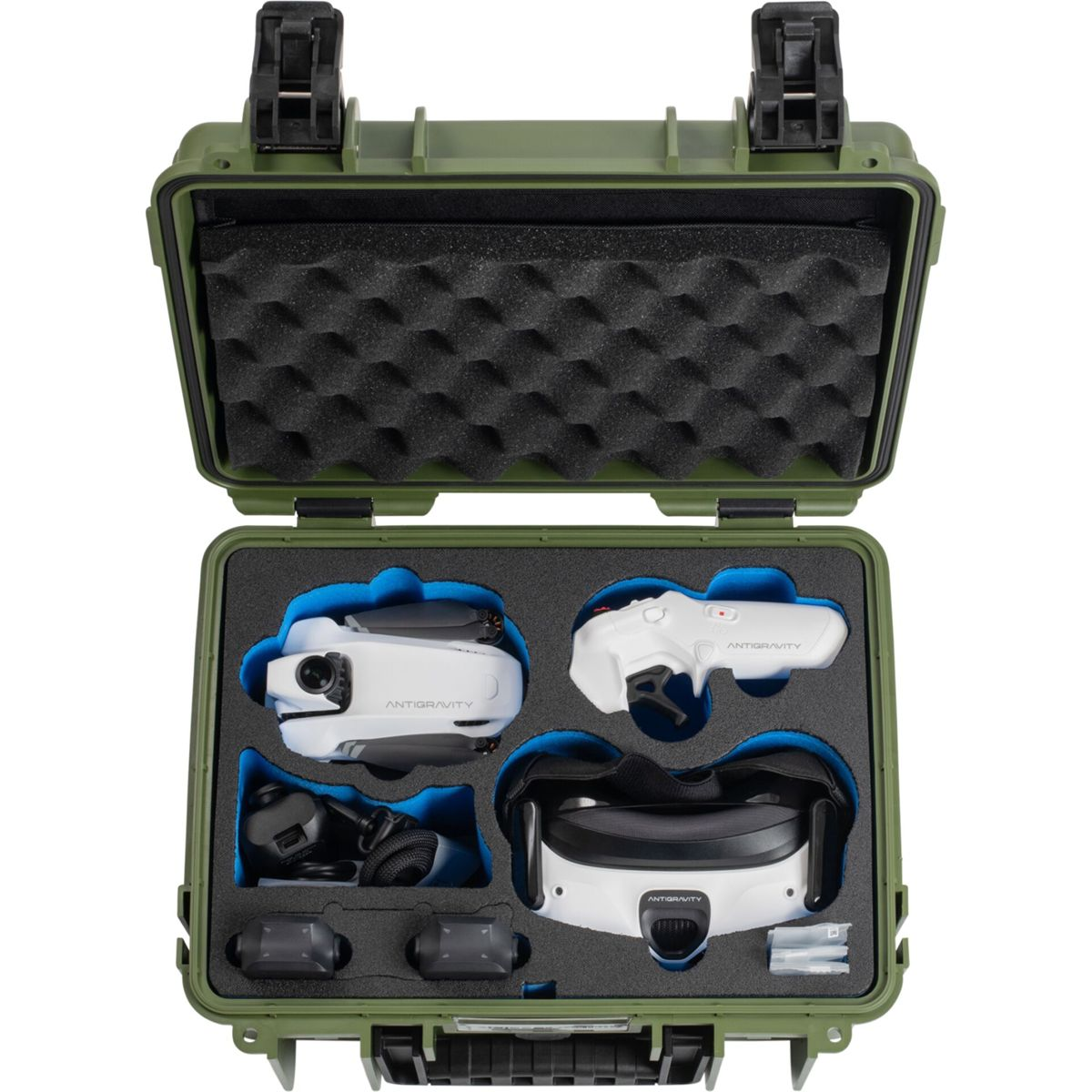 Ein offener grüner Koffer mit Drohnen-Ausrüstung, darunter eine Drohne, Fernbedienung und VR-Brille.
