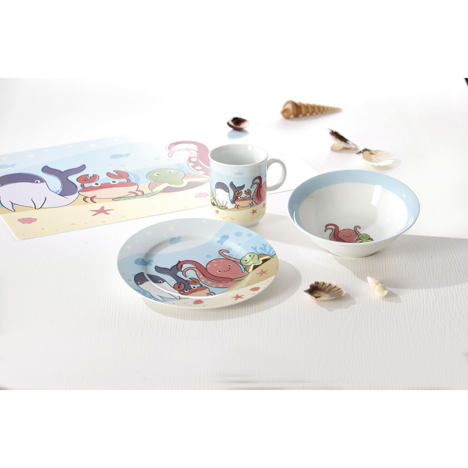Stoviglie per bambini con disegni di animali marini: piatto, tazza, ciotola. Conchiglie.