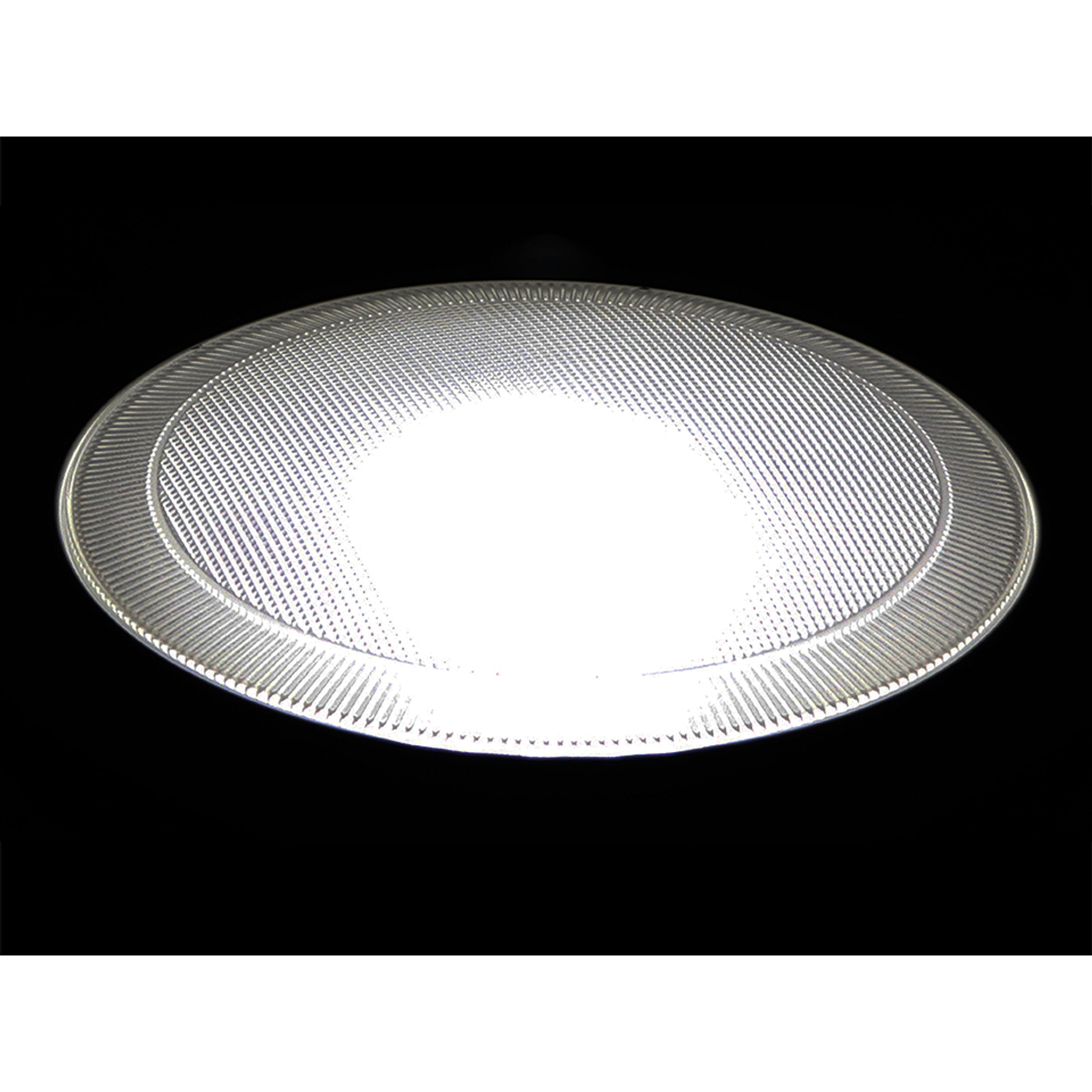 Eine helle, runde Lampe mit texturierter Oberfläche auf schwarzem Hintergrund.