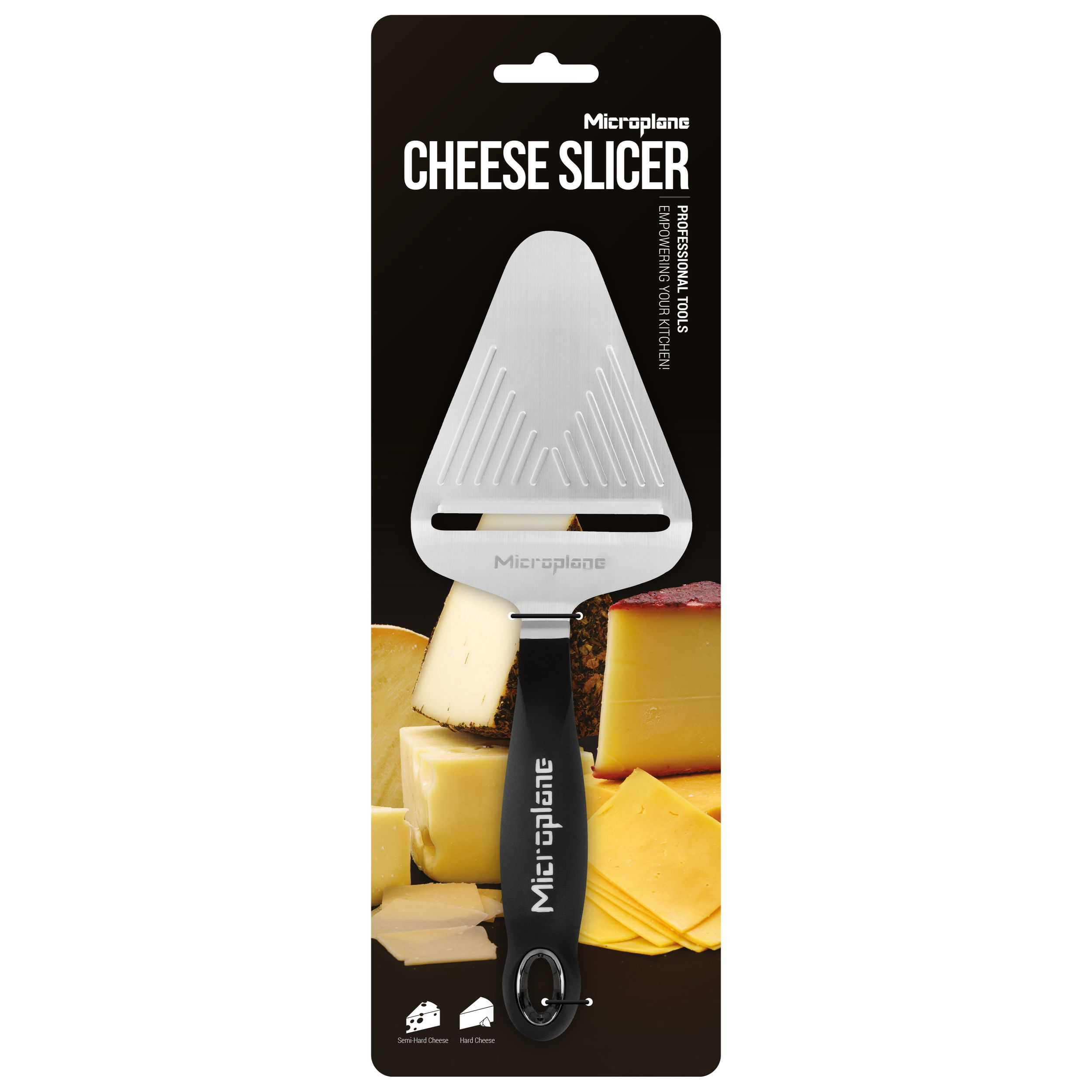 Ein Microplane Käsehobel mit schwarzem Griff und silberner Klinge, daneben Käse.