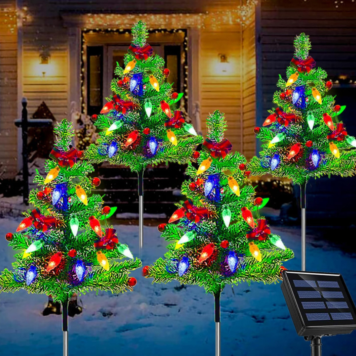Vier beleuchtete künstliche Weihnachtsbäume mit bunten Lichtern und roten Schleifen.