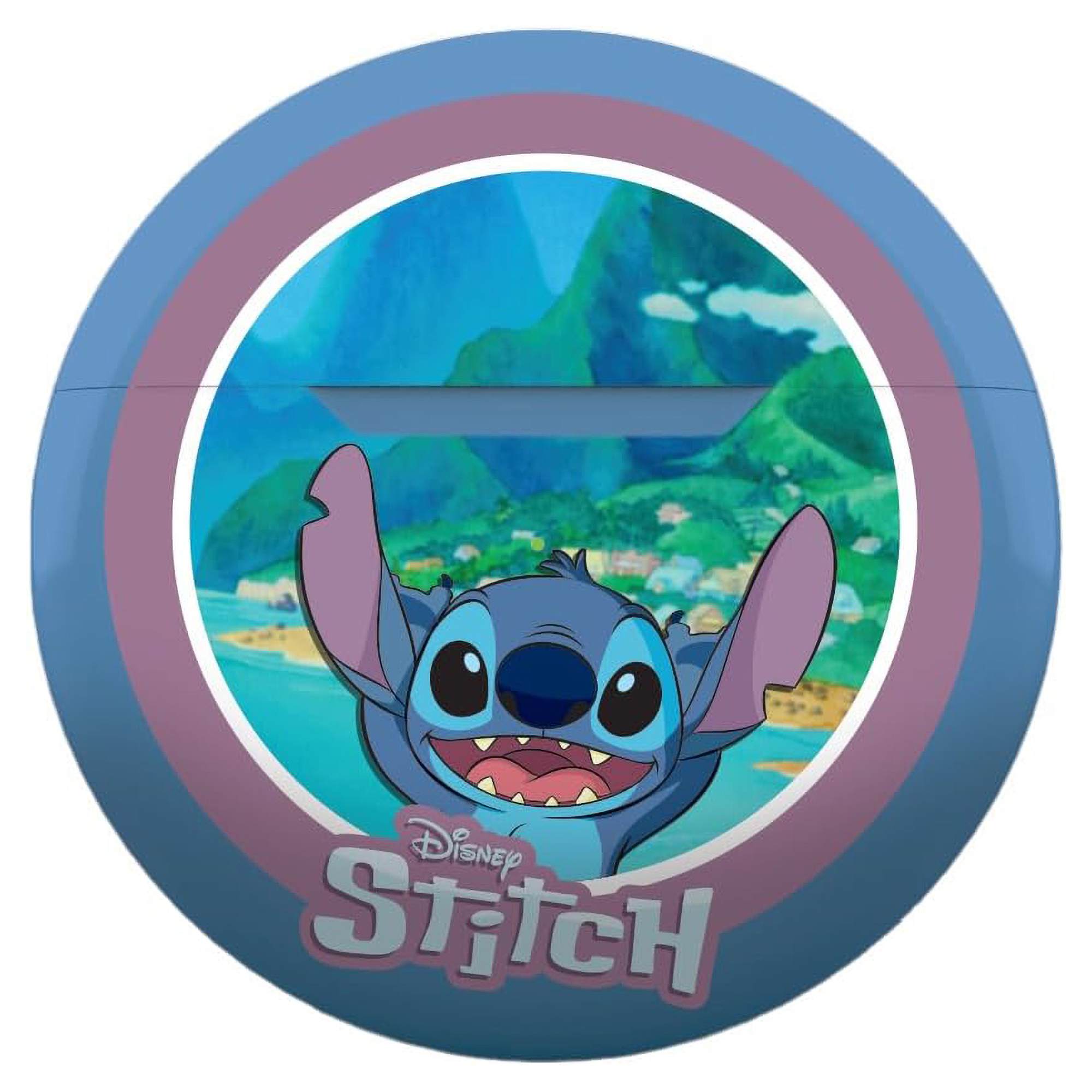 Stitch lächelt fröhlich mit erhobenen Armen vor einer tropischen Landschaft.