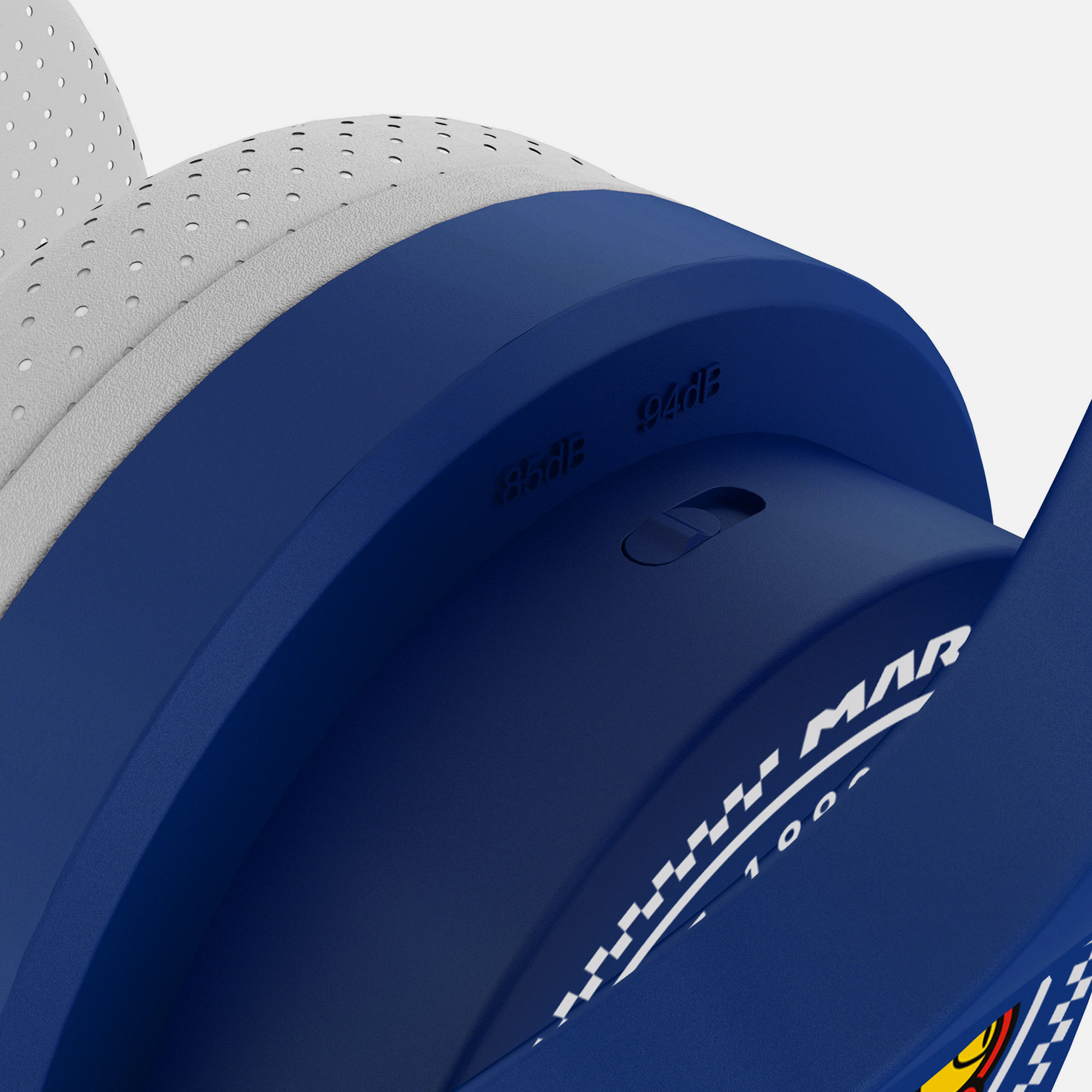 Zbliżenie niebieskich słuchawek z białymi akcentami i perforowanym wzorem.