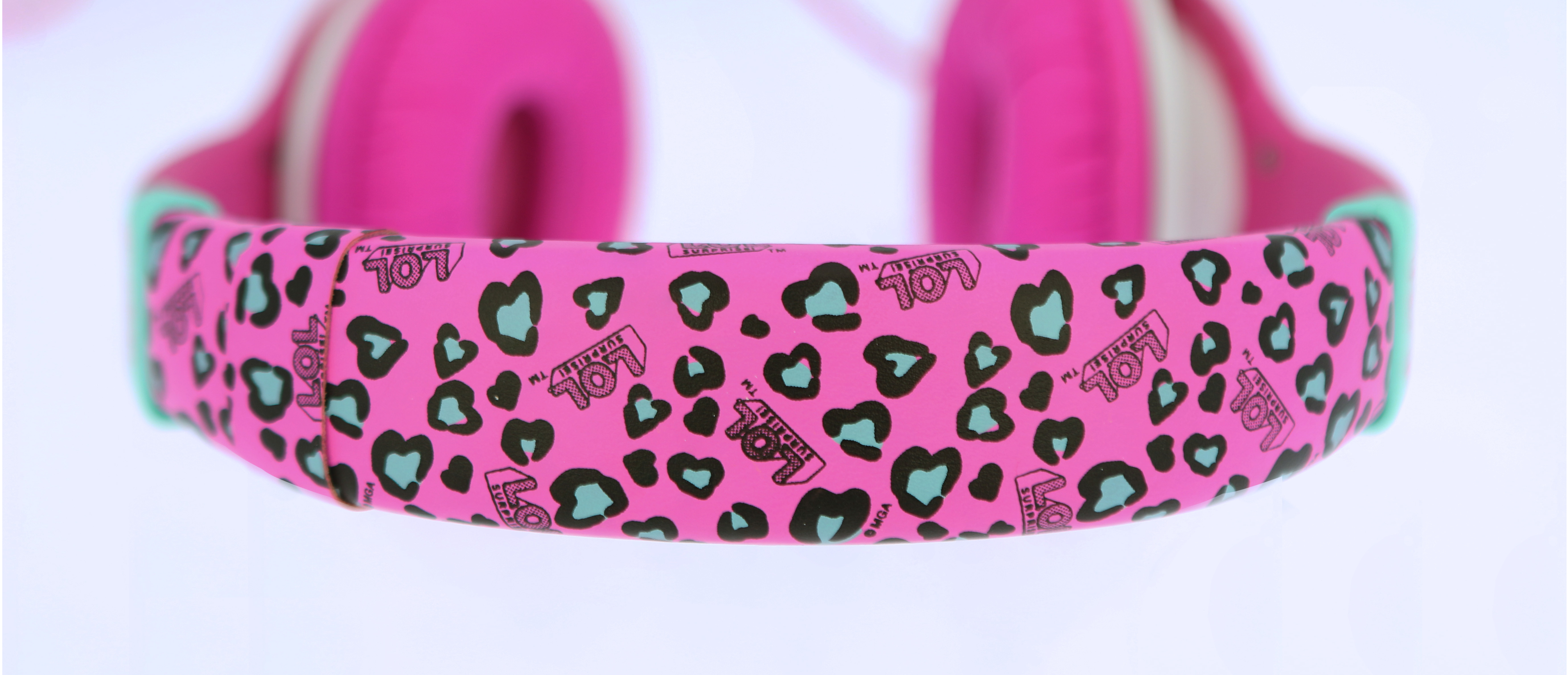 Pinke Kopfhörer mit Leopardenmuster und LOL Surprise-Logo.