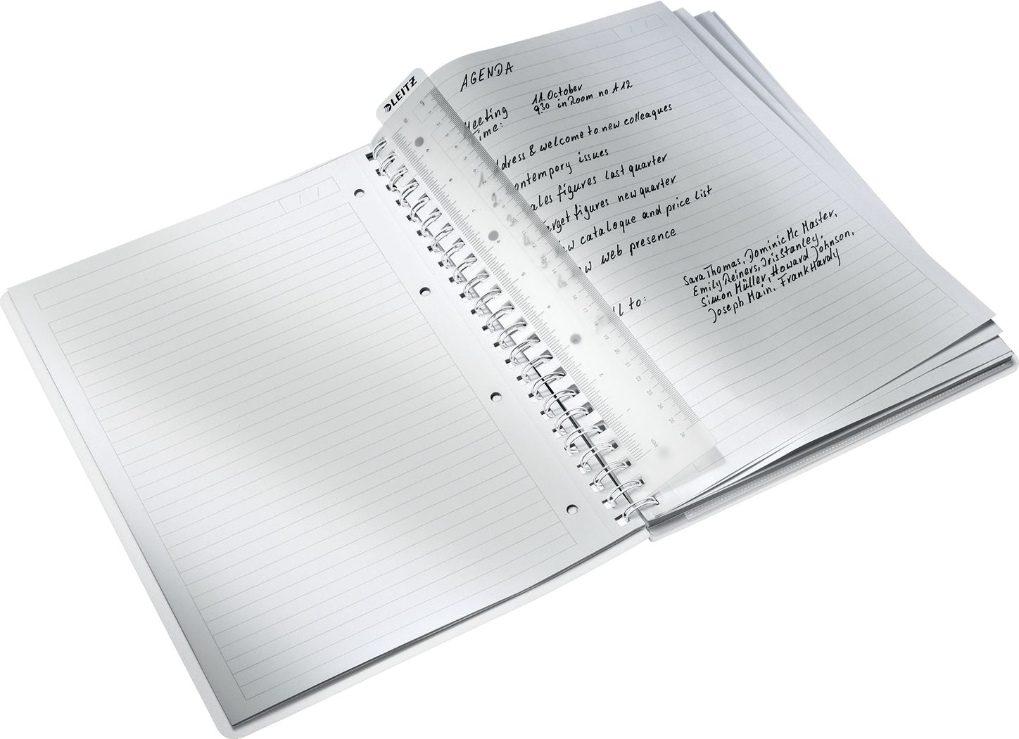 Ein Notizbuch mit einer transparenten Linealmarkierung. Die Agenda ist auf einer Seite notiert.