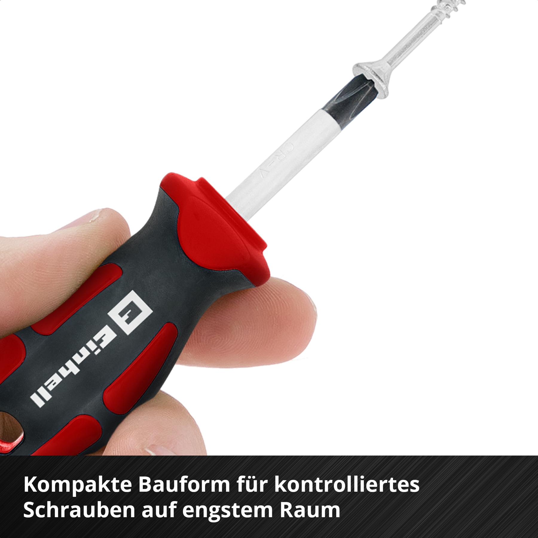 Hand hält Schraubendreher mit rotem Griff und Bit. Nahaufnahme.