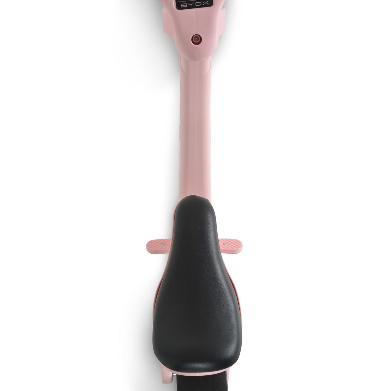 Nahaufnahme des rosa Rahmens und des schwarzen Sitzes eines Kinderfahrrads.